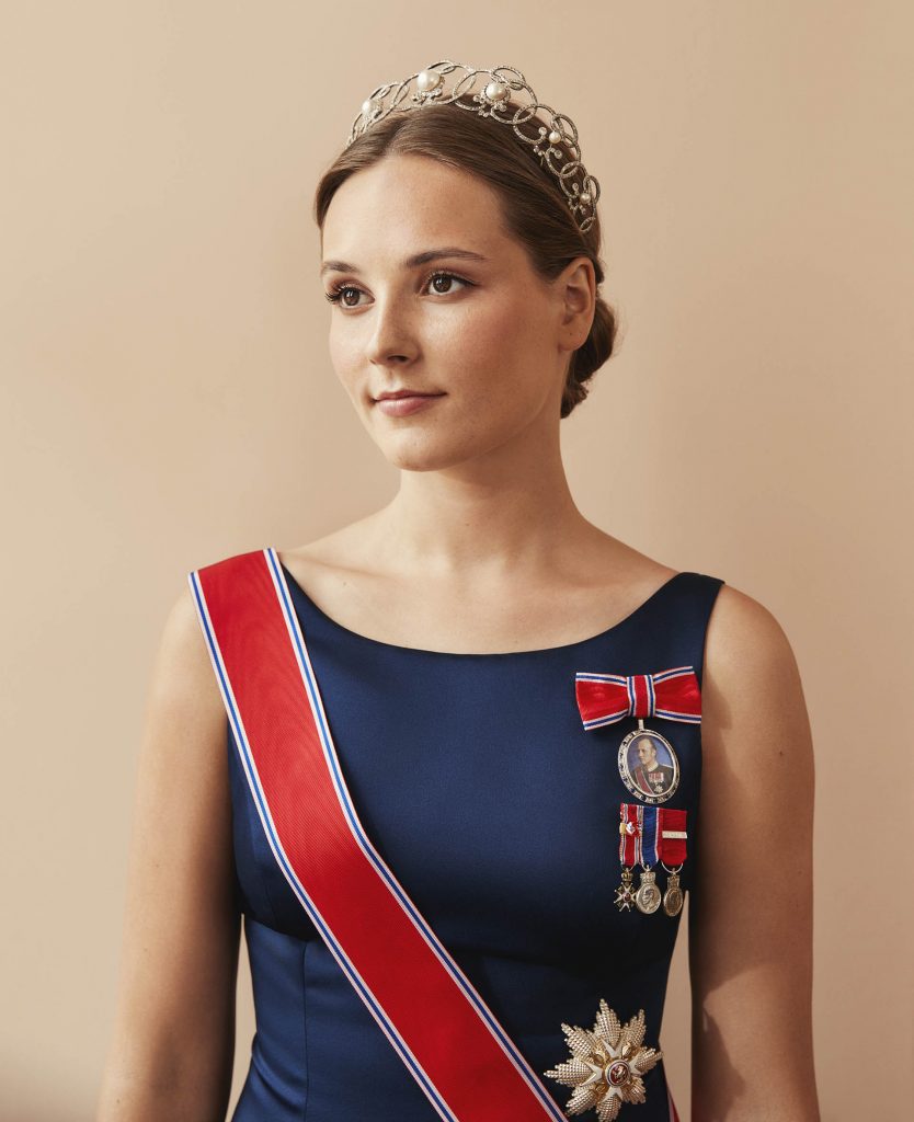 Ingrid Alexandra de Noruega posa con tiara por primera vez por su 18 cumpleaños