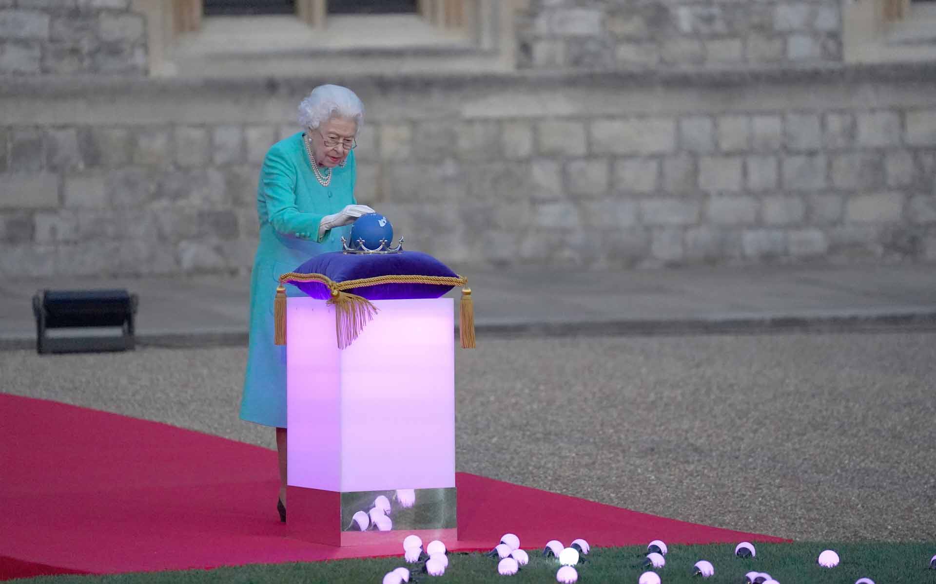 Isabel II arranca el encendido que celebra sus 70 años de reinado en todo el mundo