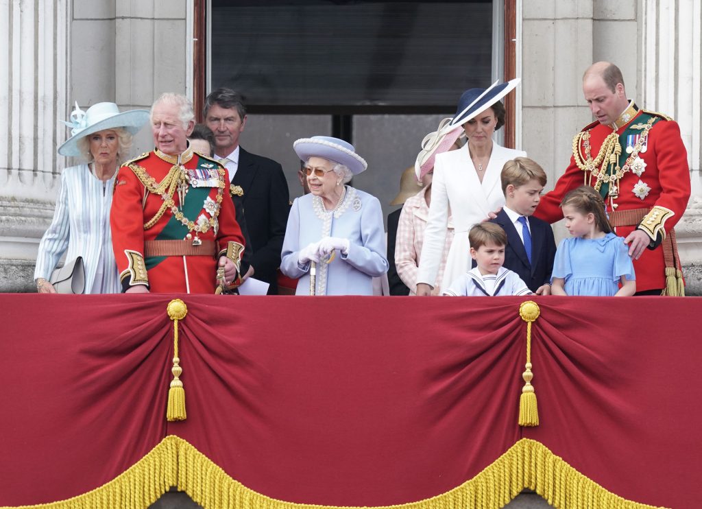 El príncipe Andrés, eliminado de la foto de familia por decisión de la reina Isabel II
