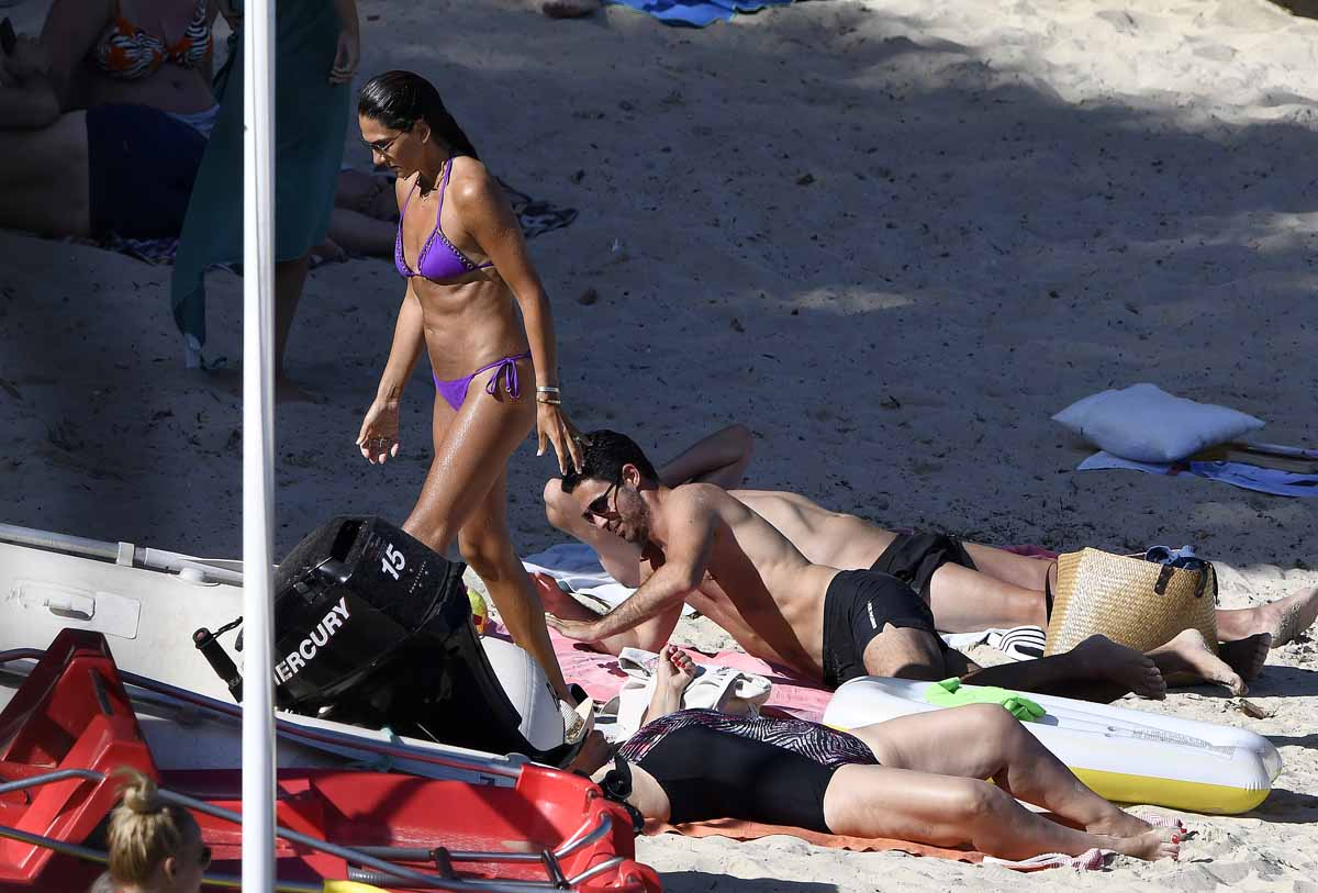 Lorena Bernal playa bikini