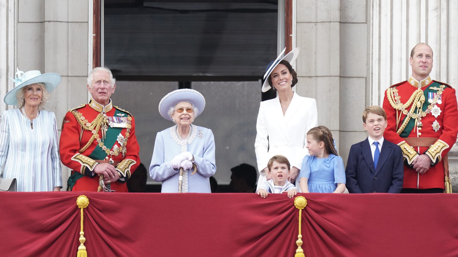 La reina Isabel II y los Windsor saludan desde Buckingham (y los pequeños roban el foco)
