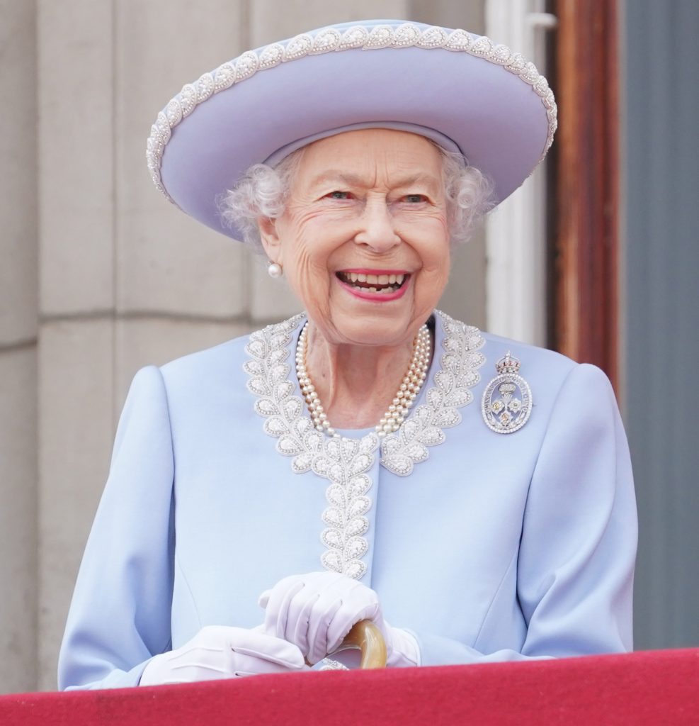 Isabel II sale al balcón del palacio de Buckingham (y sus bisnietos le hacen una reverencia)