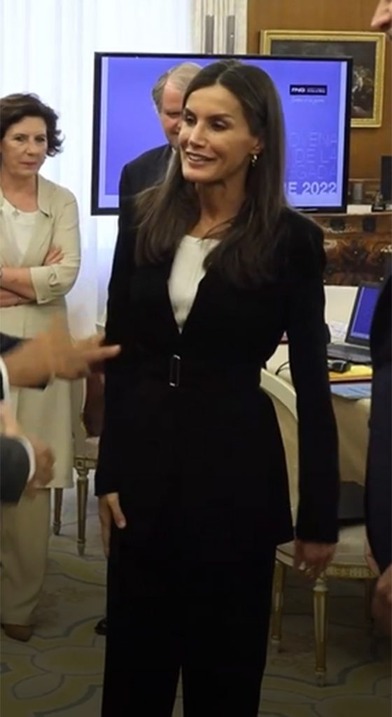 La Reina Letizia marca cintura (y canas) con su look de oficina en La Zarzuela