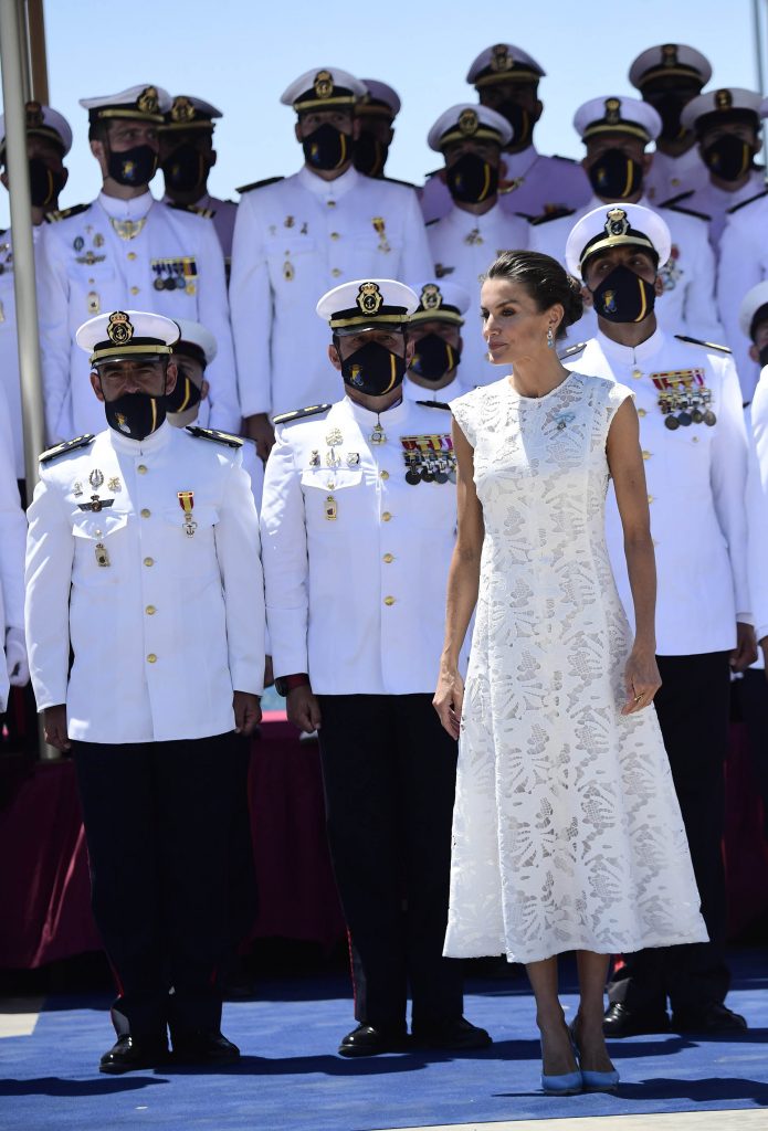 La Reina Letizia, perfecta con un vestido blanco (y algo arriesgado) en Cartagena