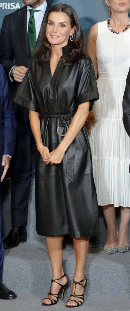 La Reina Letizia se la juega con un kimono de piel (y finísimas sandalias)