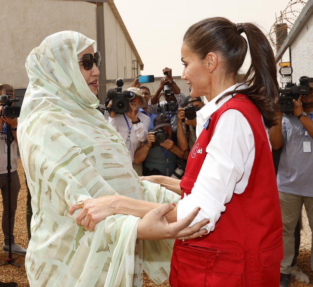 La Reina Letizia solo se cambia la coleta y las botas en su primer día en Mauritania