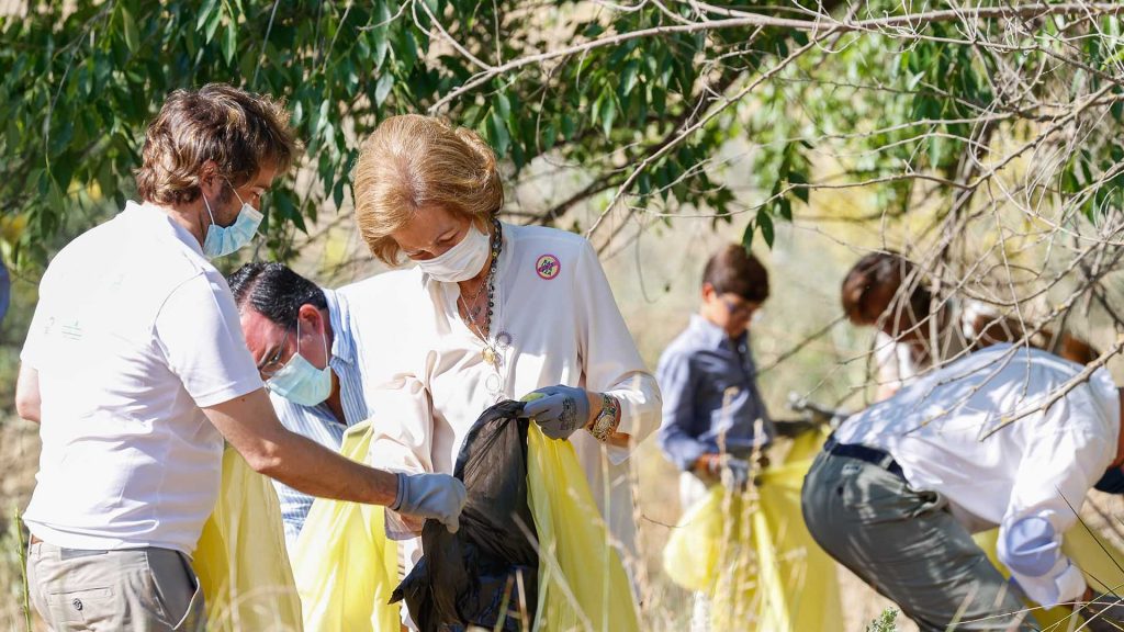 La reina Sofía reafirma su compromiso medioambiental recogiendo basura