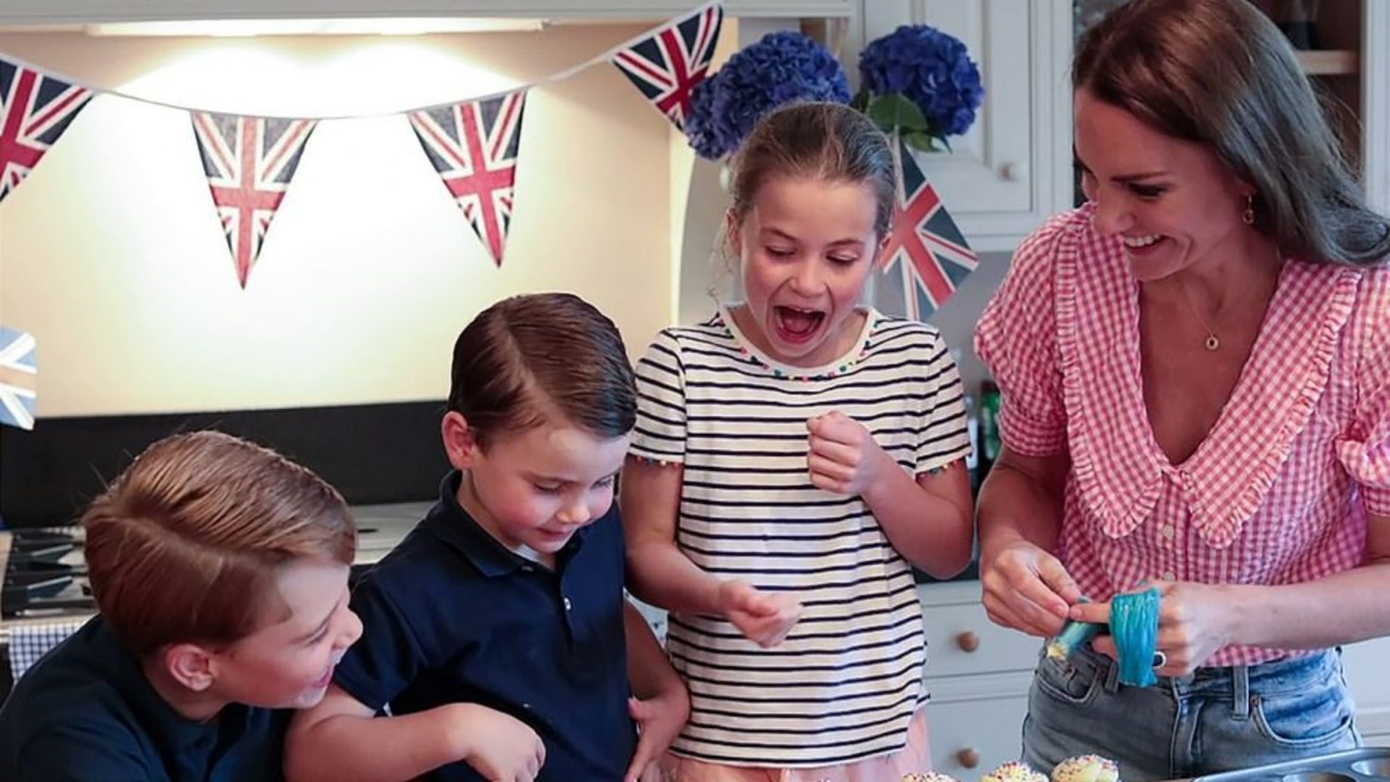 Las adorables fotos de Kate Middleton y sus hijos cocinando pasteles por el Jubileo de Platino de la Reina Isabel II
