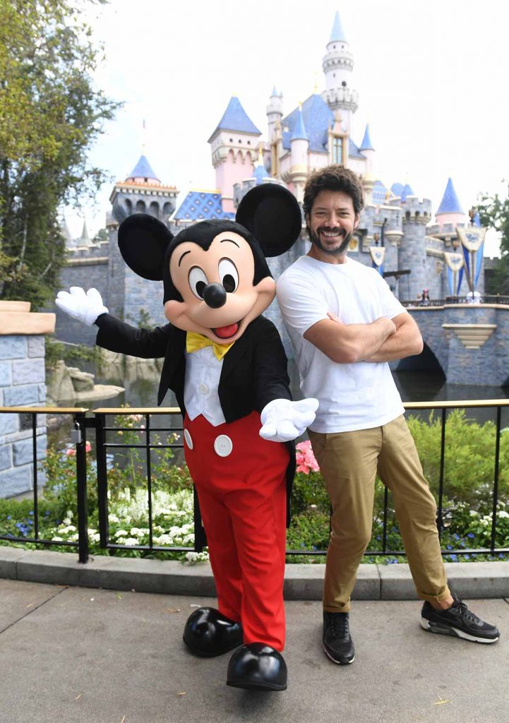 Álvaro Morte celebra el 67º aniversario de Disneyland Resort en California