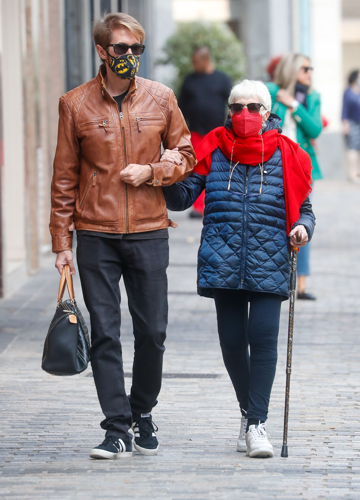 Concha Velasco paseando con su hijo Manuel