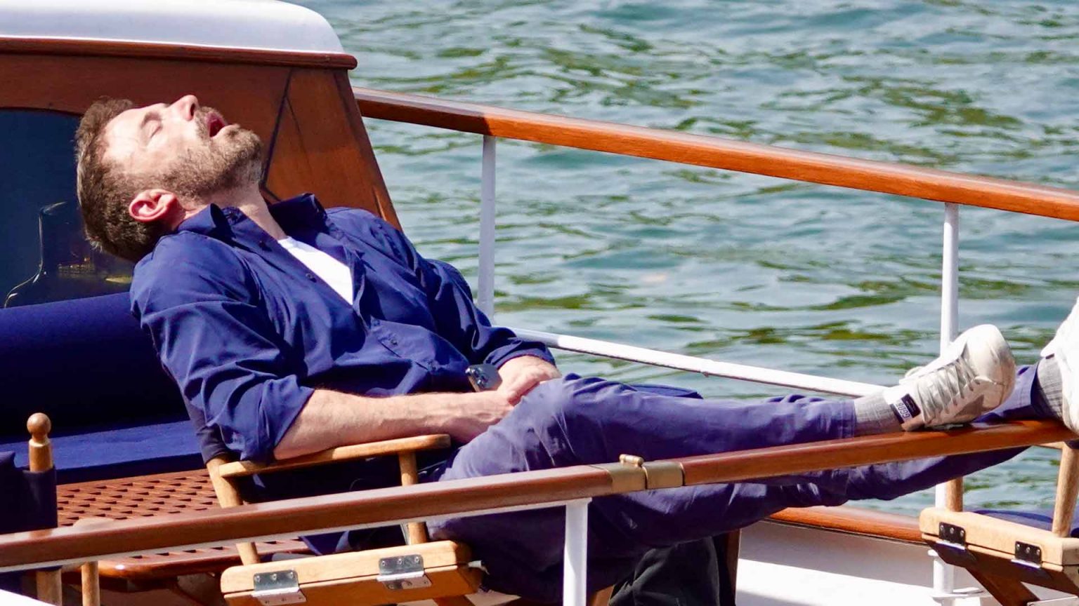 Ben Affleck, dormido en plena luna de miel con Jennifer López: la foto con los memes más jocosos