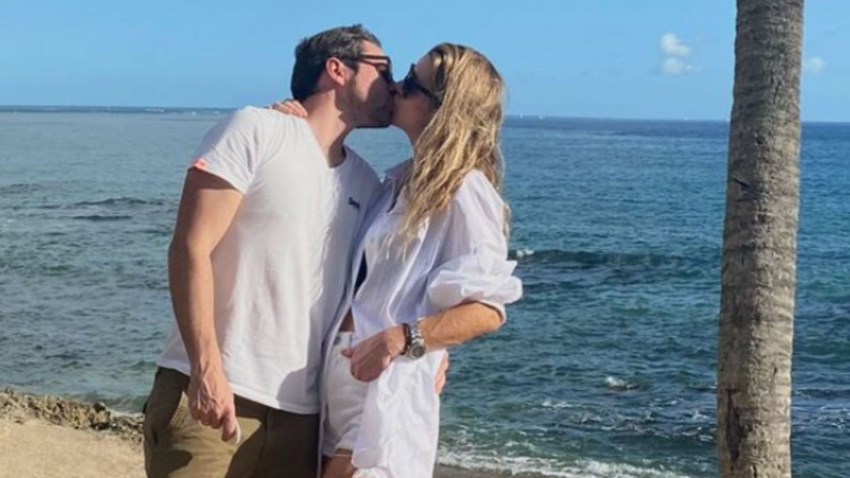 El apasionado beso entre Manuel Martos y Amelia Bono durante sus vacaciones