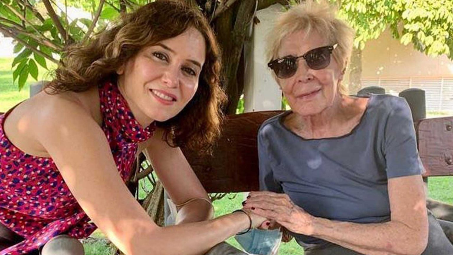Isabel Díaz Ayuso visita a Concha Velasco en la residencia