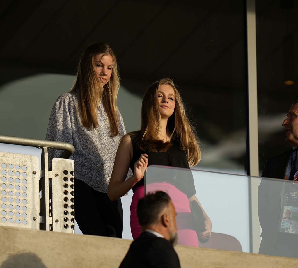 La princesa Leonor y la infanta Sofía vibran con la Selección femenina de fútbol