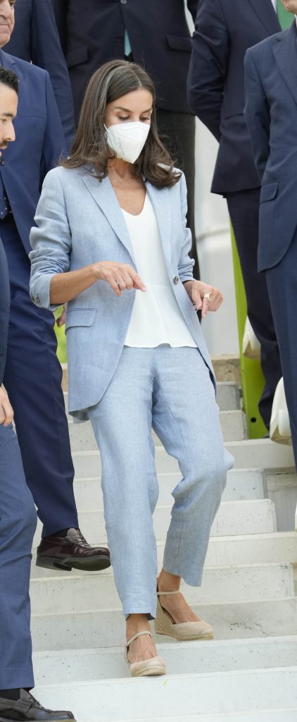 La Reina Letizia reaparece con mascarilla y traje de lino azul