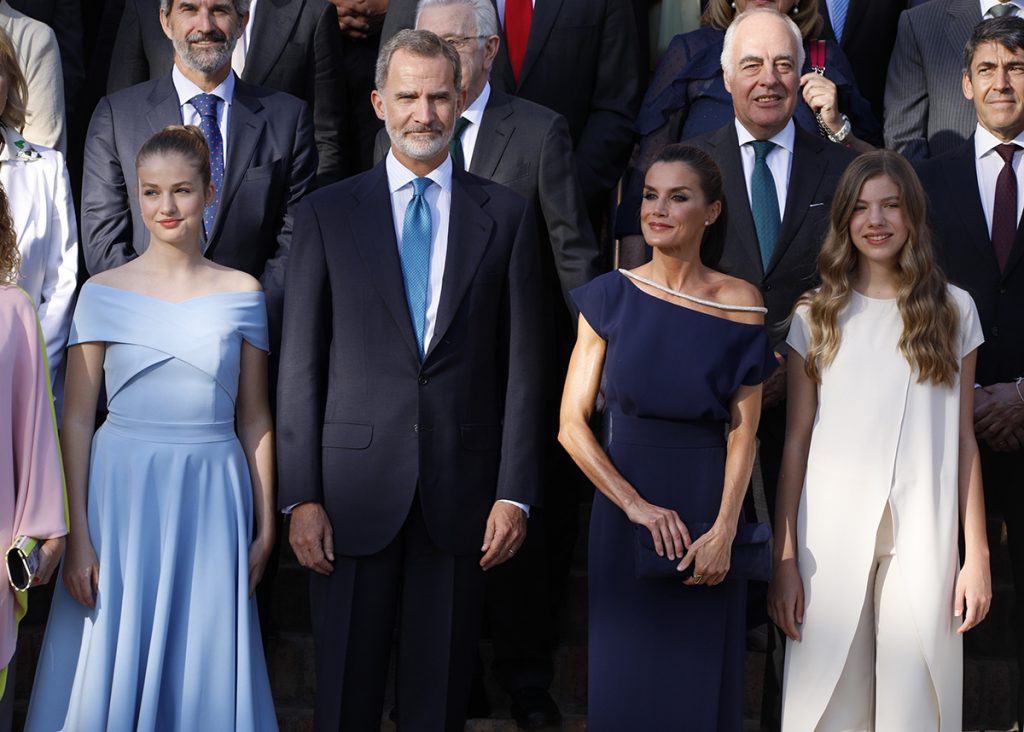 La Reina Letizia deja solo al Rey Felipe en una gala periodística
