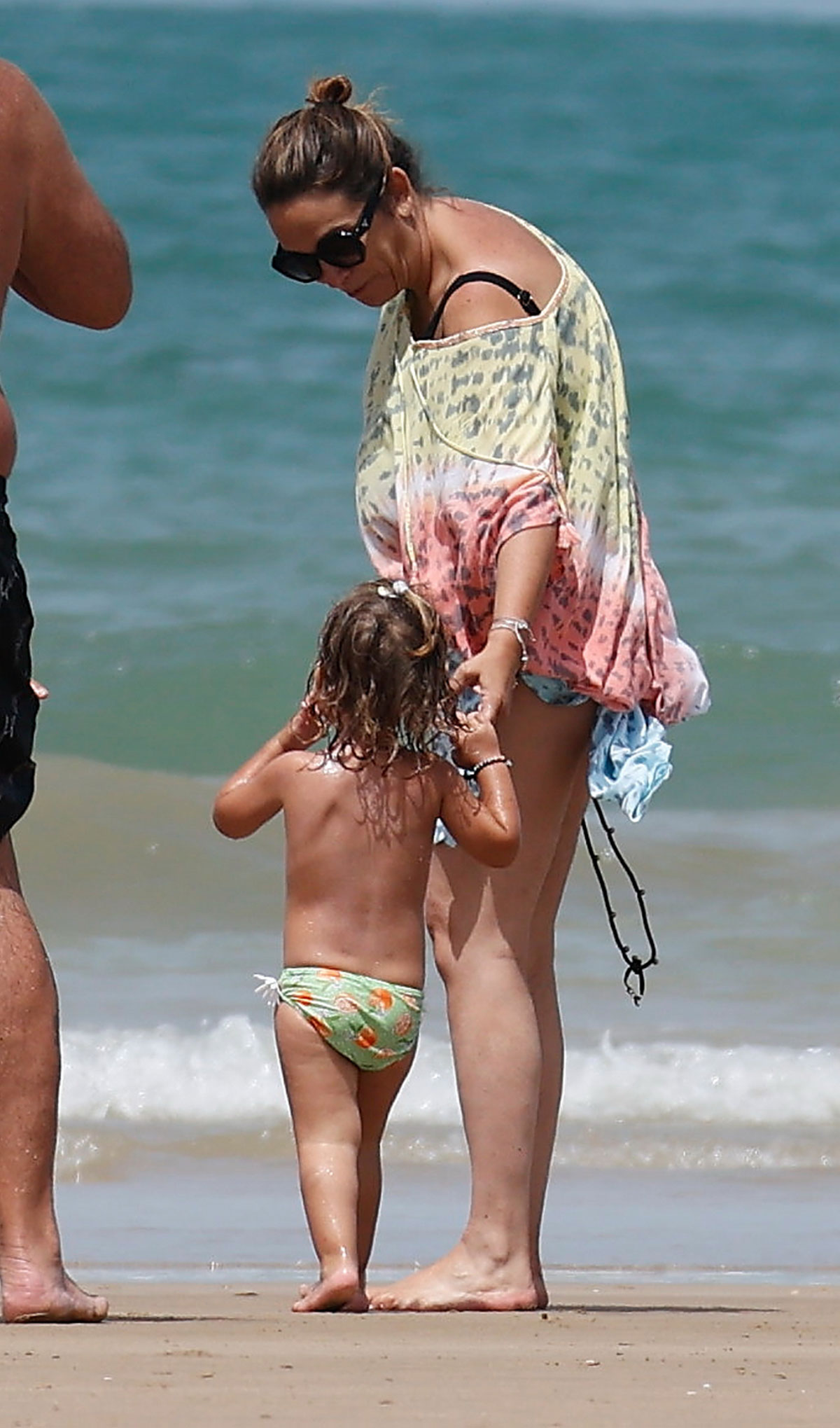 Toñi Moreno, jornada en la playa con su hija Lola y unos amigos
