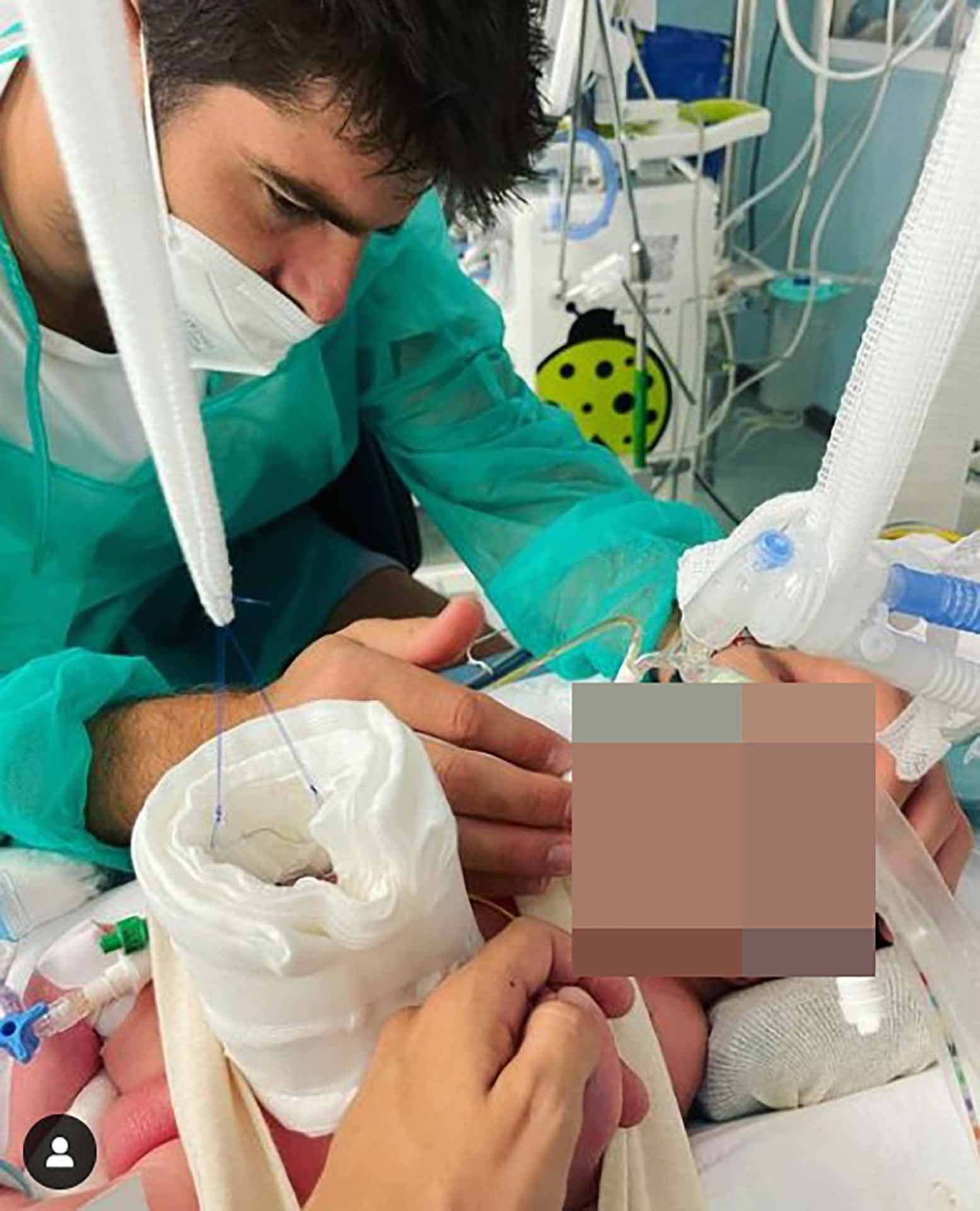 El hijo de Lucía Villalón, operado nada más nacer: "Seguimos luchando en la UCI"