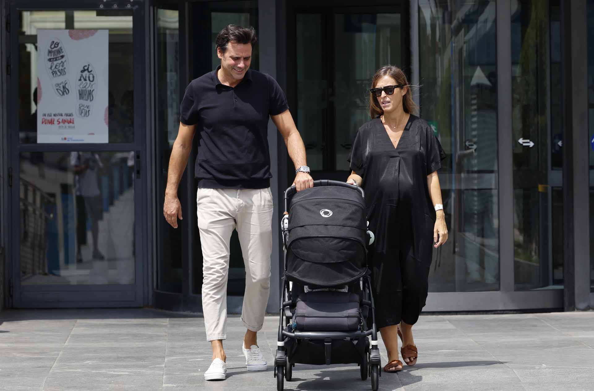 Ion Aramendi y su mujer, María Amores, salen del hospital con su tercera hija