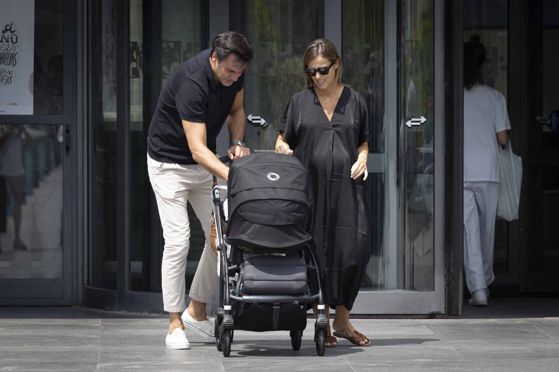 Ion Aramendi y su mujer, María Amores, salen del hospital con su tercera hija