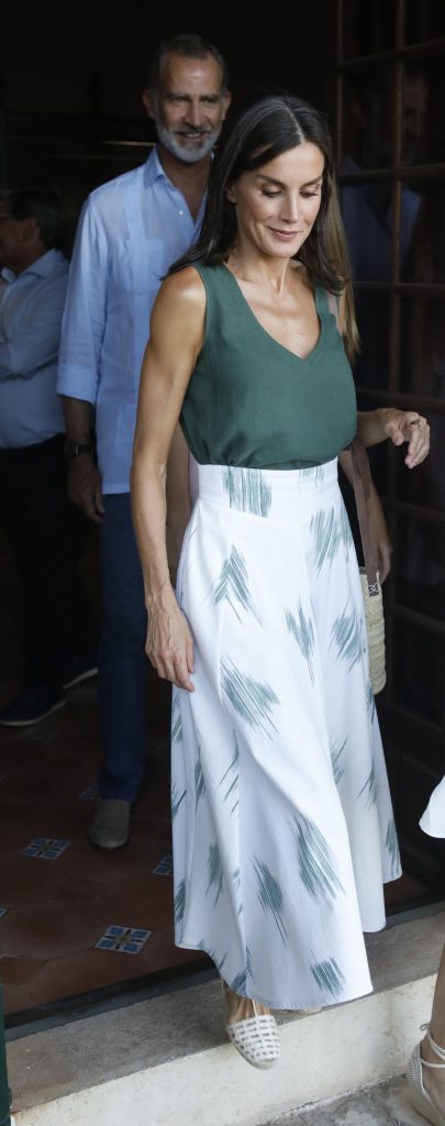 La Reina Letizia: así se hizo su falda viral 'de lenguas' en Mallorca