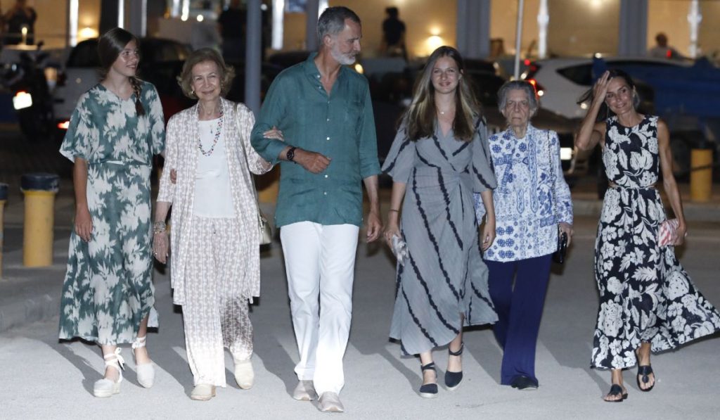 Los Reyes, sus hijas y doña Sofía disfrutan de una cena familiar en Mallorca