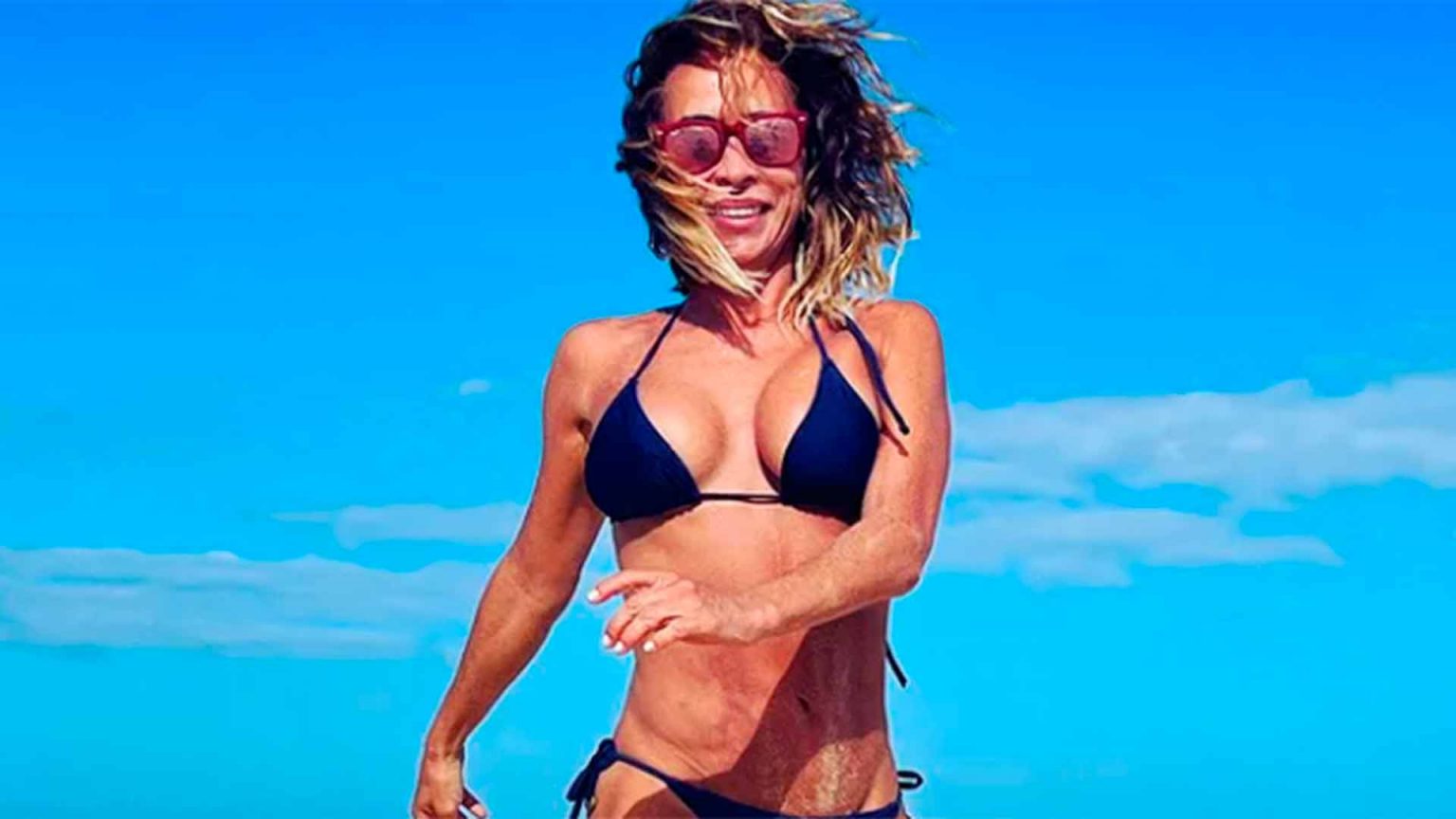 María Patiño presume de musculoso cuerpo en las playas de Fuerteventura con dos fotos espectaculares