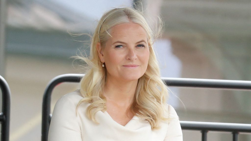 Mette-Marit de Noruega con un look blanco. 