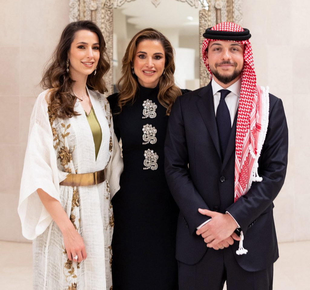 Rania de Jordania felicita el Año Nuevo sabiendo ya la fecha de boda de su hijo