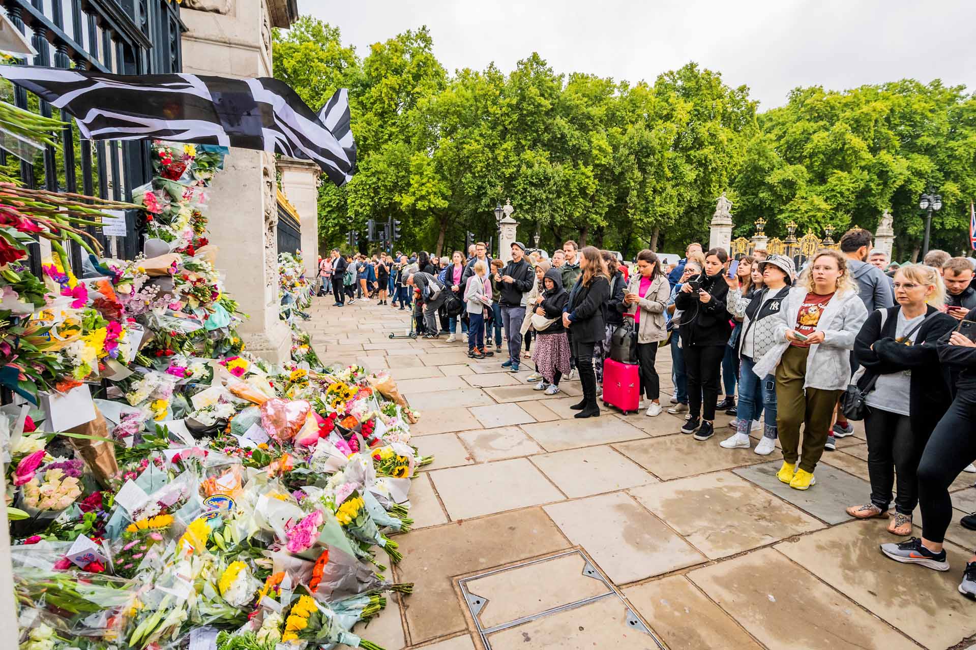 Repiques de campanas, 96 cañonazos y una misa en St. James: Londres arranca el adiós a Isabel II