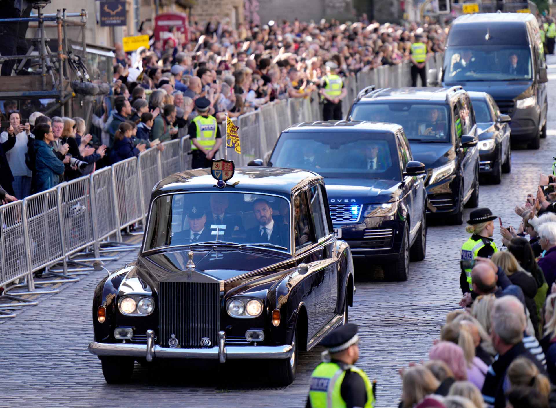 Isabel II: comienza el cortejo fúnebre con rumbo a la catedral de Edimburgo