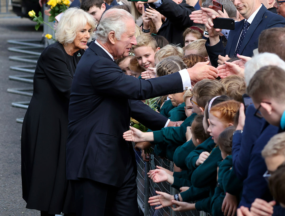Carlos III y Camilla llegan a Belfast por primera vez como reyes y se dan un baño de masas