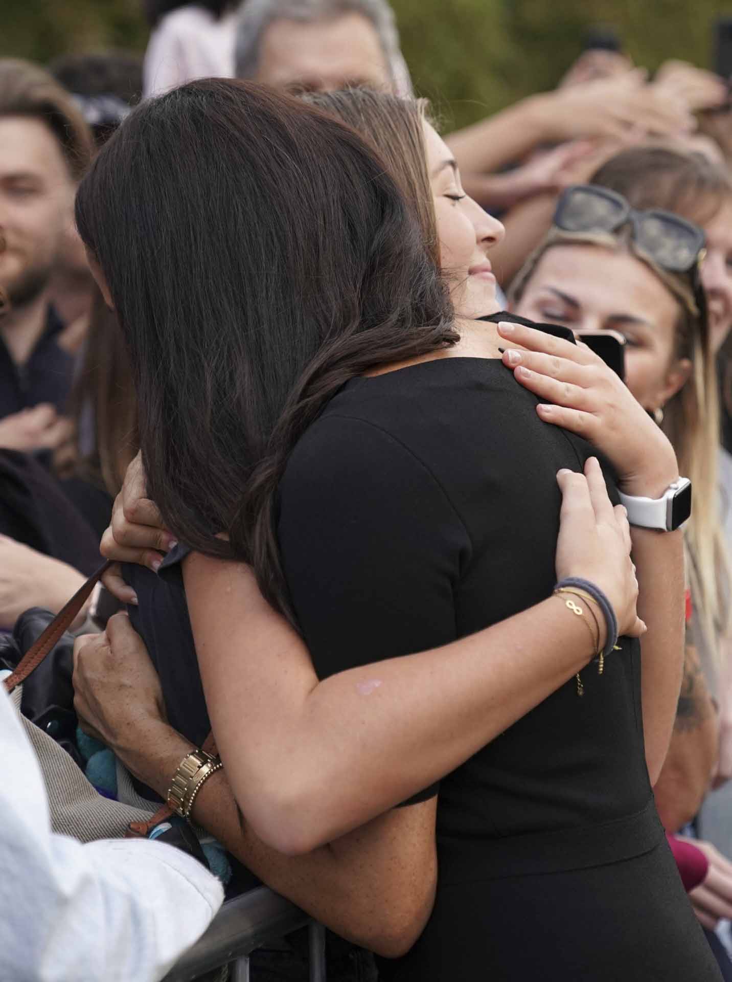 El abrazo de Meghan Markle a una joven en Windsor que se ha hecho viral