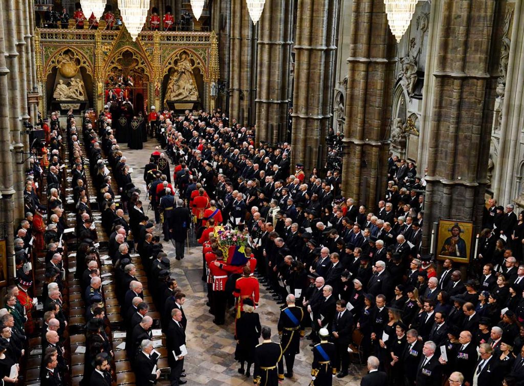 El cortejo fúnebre llega a la abadía de Westminster para dar comienzo al funeral de Estado de Isabel II