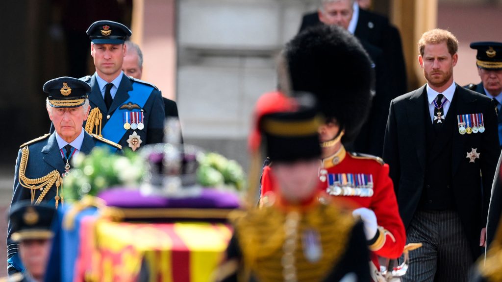 La historia de los cuatro importantes objetos que vemos junto al féretro en el funeral de la reina Isabel II