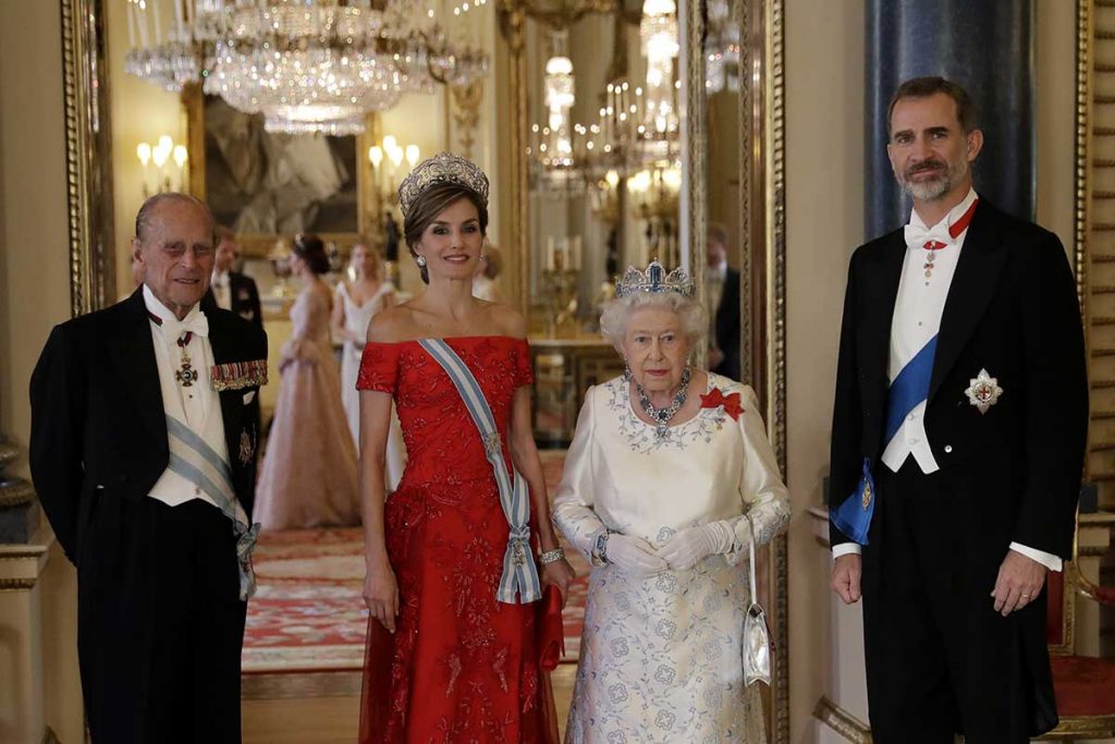 Rey Felipe y Letizia Reina Isabel II