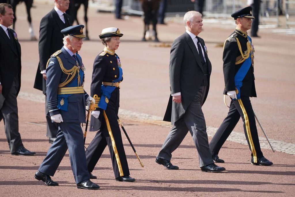 El motivo por el que el príncipe Harry también viste de civil en el funeral de Isabel II