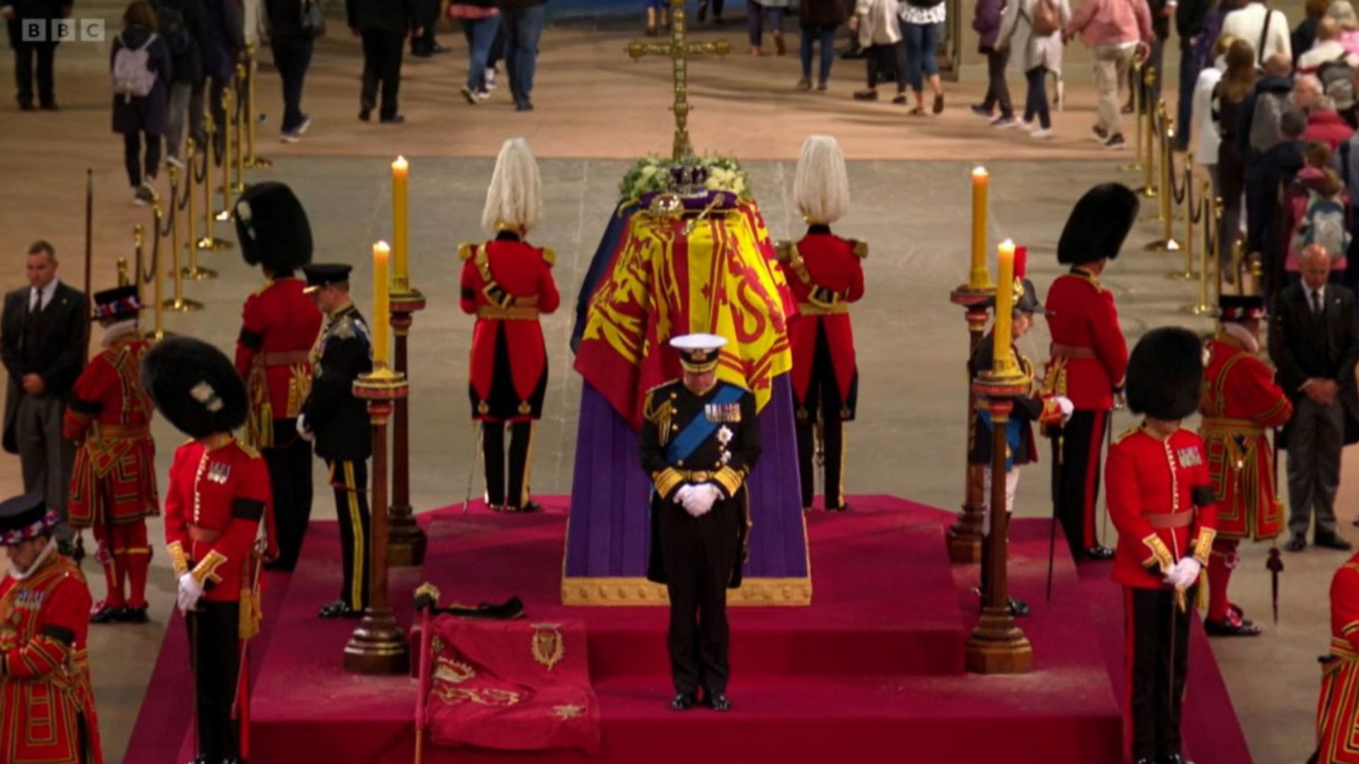 El rey Carlos III y sus hermanos, juntos en "la vigilia de los príncipes": un solemne adiós a Isabel II