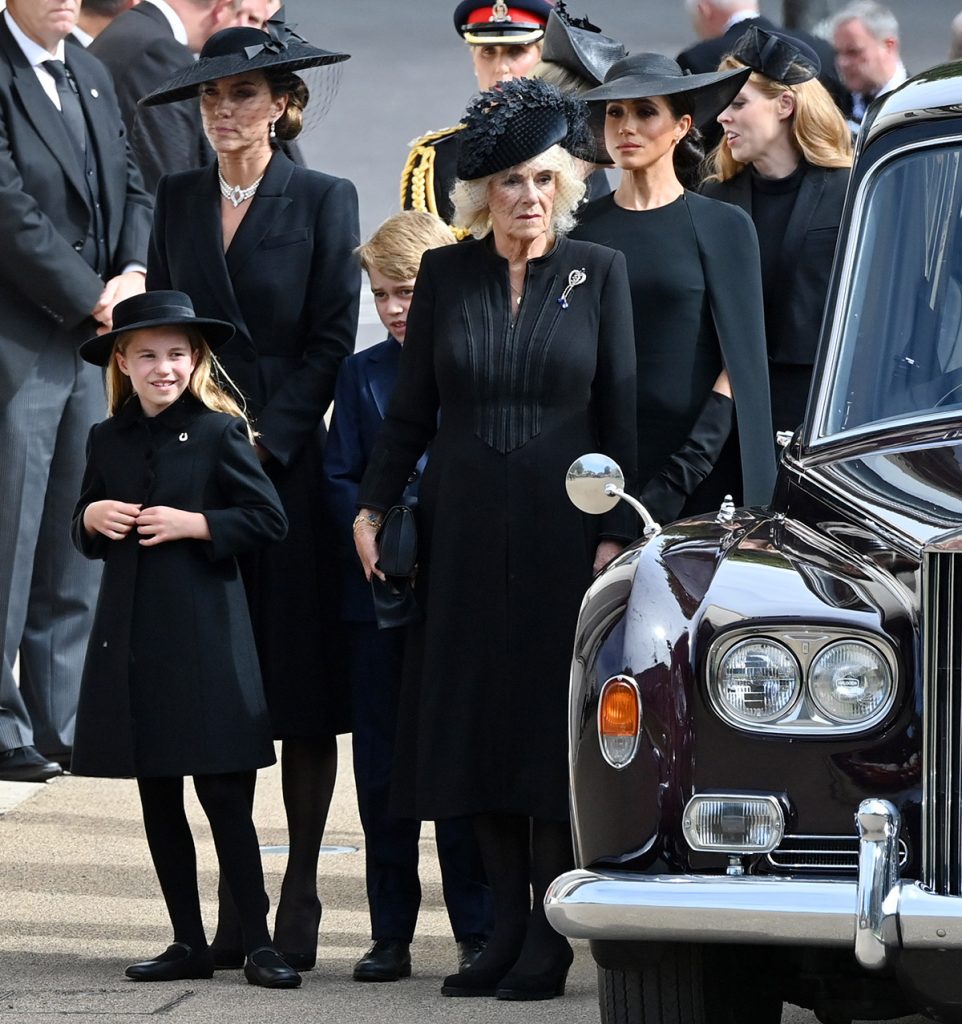Los Windsor tienen una semana de luto para llorar a Isabel II, mientras Carlos prepara su primer viaje