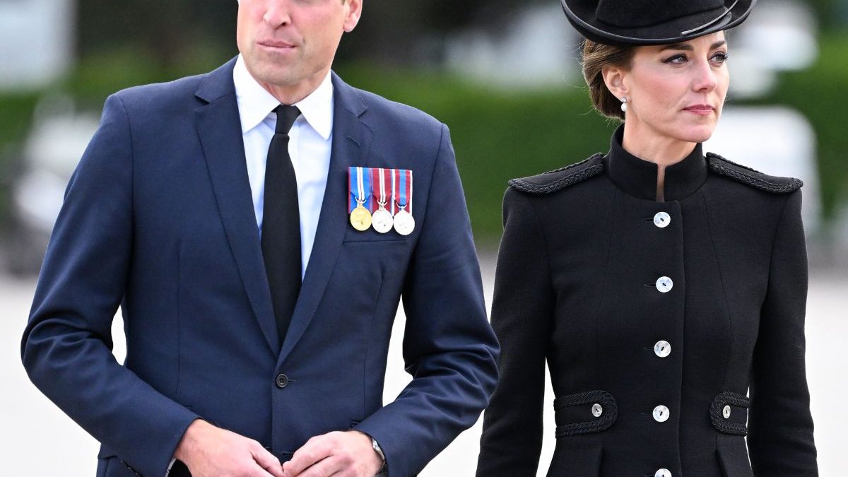 Guillermo y Kate Middleton reciben a las tropas de la Commonwealth que participarán en el funeral de Isabel II