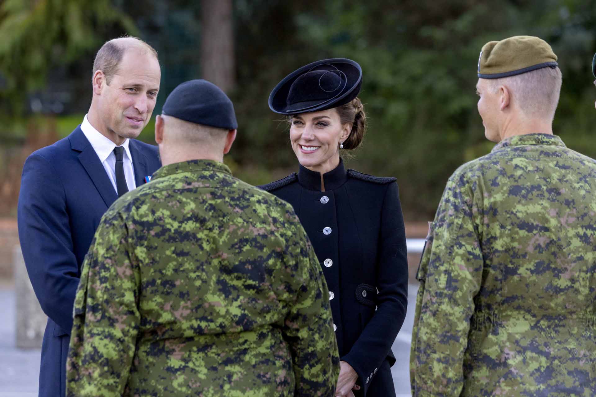 Guillermo y Kate Middleton reciben a las tropas de la Commonwealth que participarán en el funeral de Isabel II
