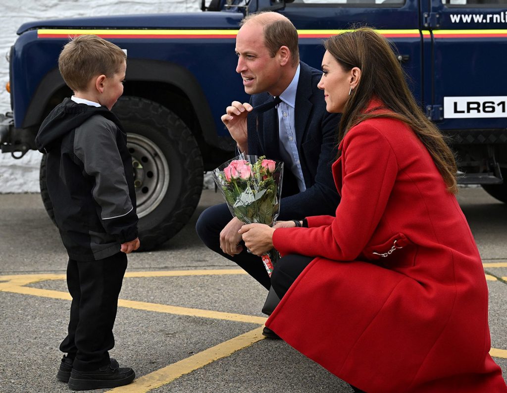 Kate Middleton rompe el luto con un (¿adecuado?) abrigo rojo