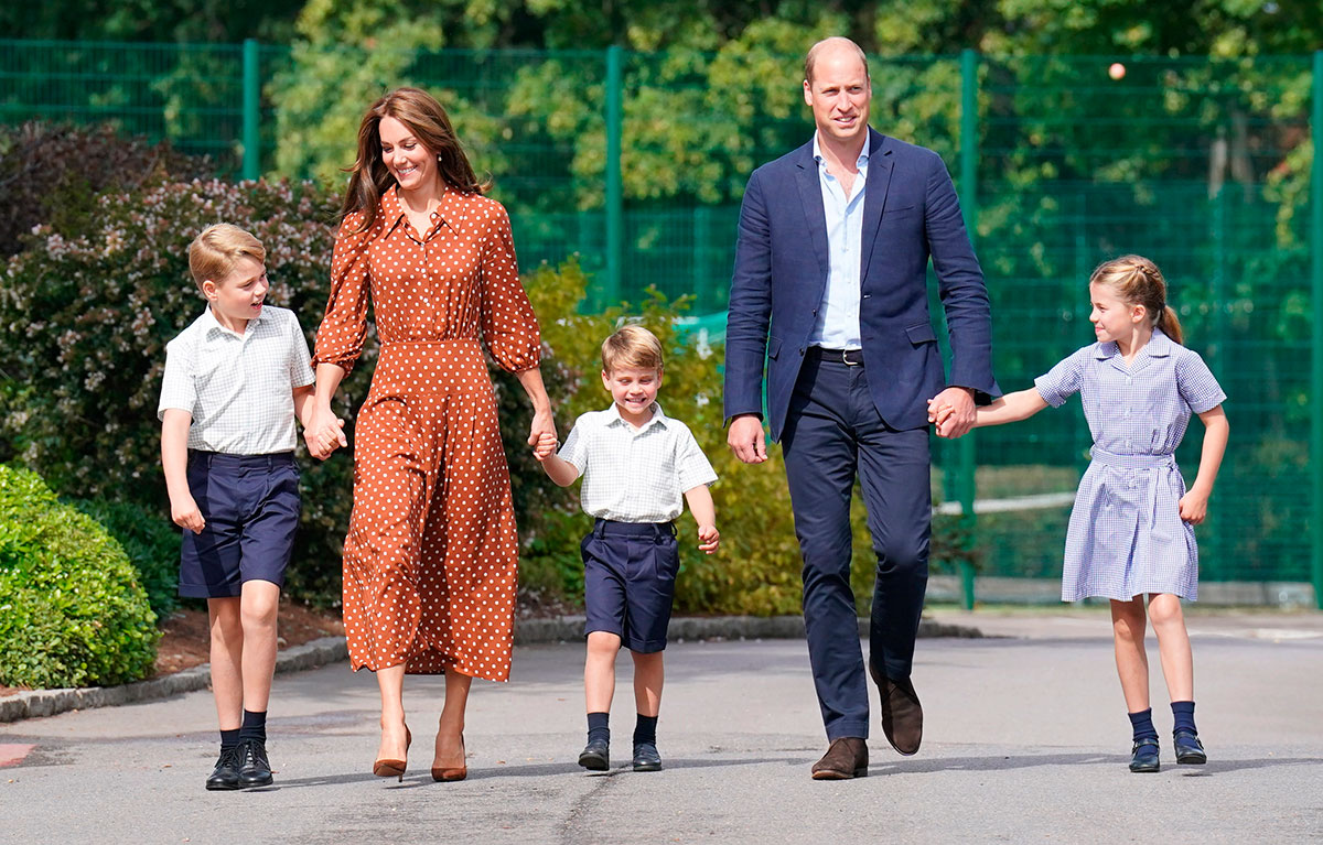 Kate Middleton y Guillermo acompañan a sus tres hijos, George, Charlotte y Louis, en su primer día de colegio
