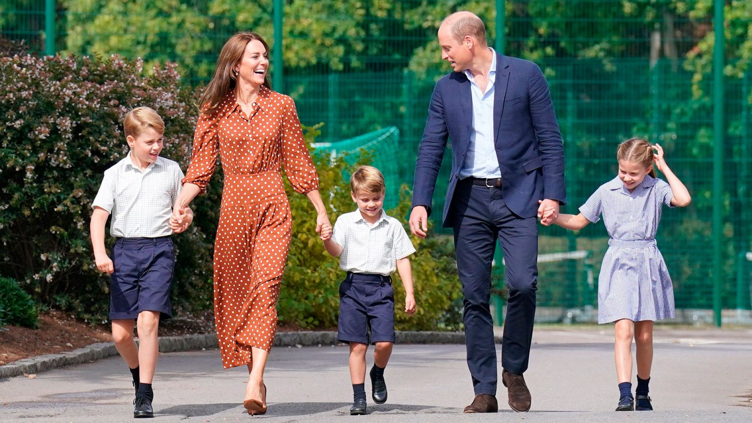 Kate Middleton y Guillermo acompañan a sus tres hijos, George, Charlotte y Louis, en su primer día de colegio