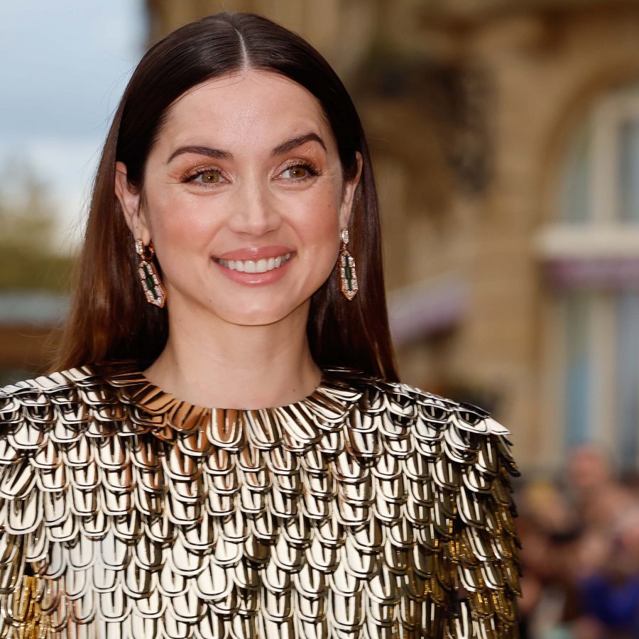 DONOSTI: ANA DE ARMAS ESPECTACULAR EN LA ALFOMBRA ROJA DE LA PELICULA "BLONDIE" EN EL FESTIVAL DE SAN SEBASTIAN