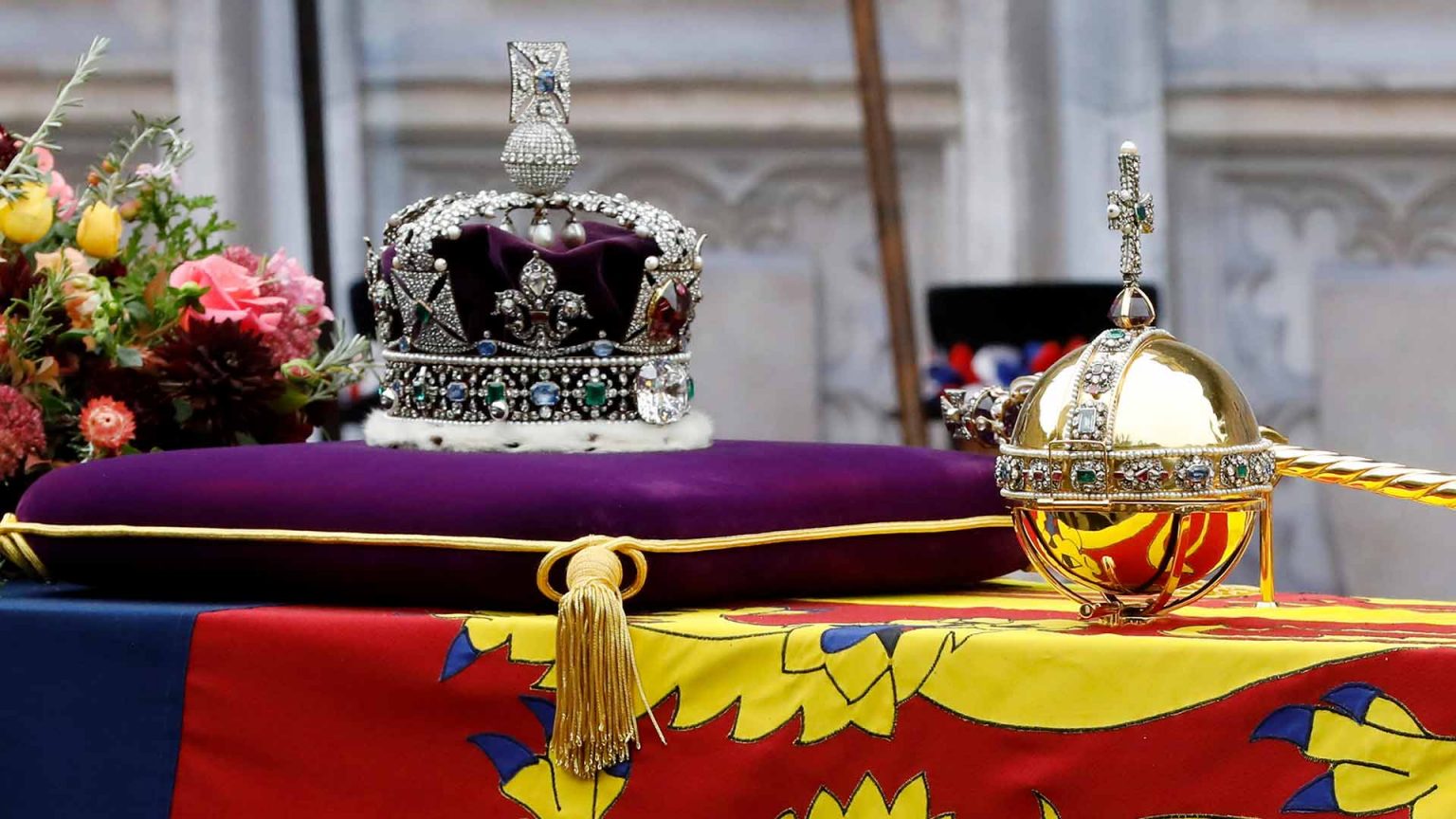 La historia de los cuatro importantes objetos que vemos junto al féretro en el funeral de la reina Isabel II