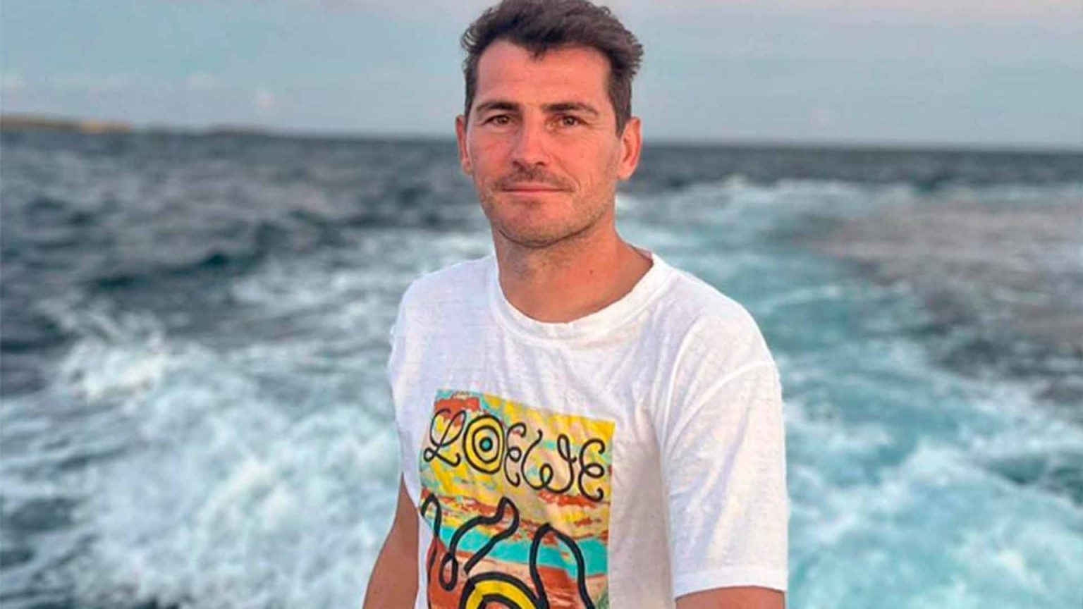La loca fiesta de Iker Casillas en un barco: termina bebiendo champán a morro