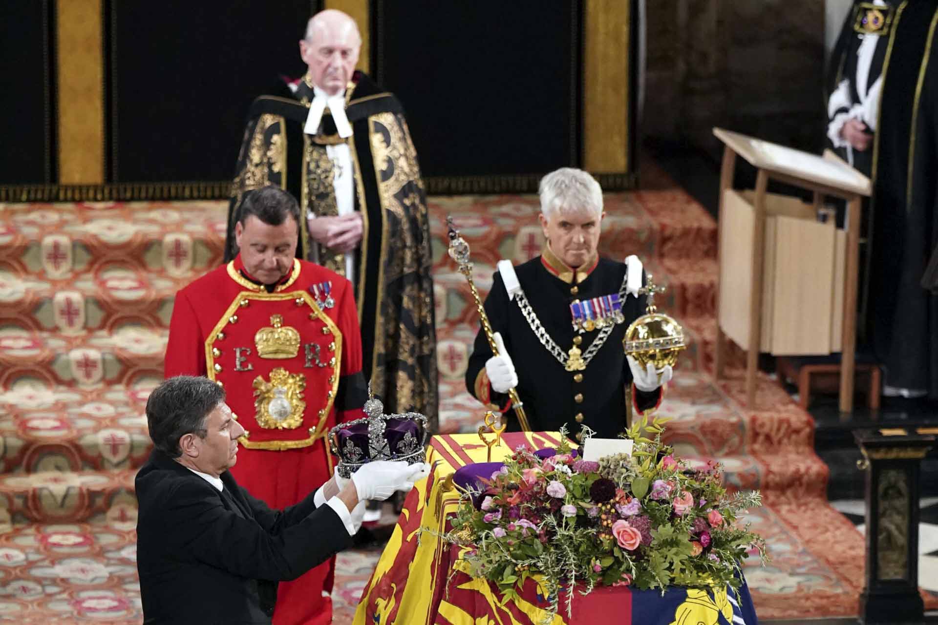 La reina Isabel II descansa ya en el castillo de Windsor