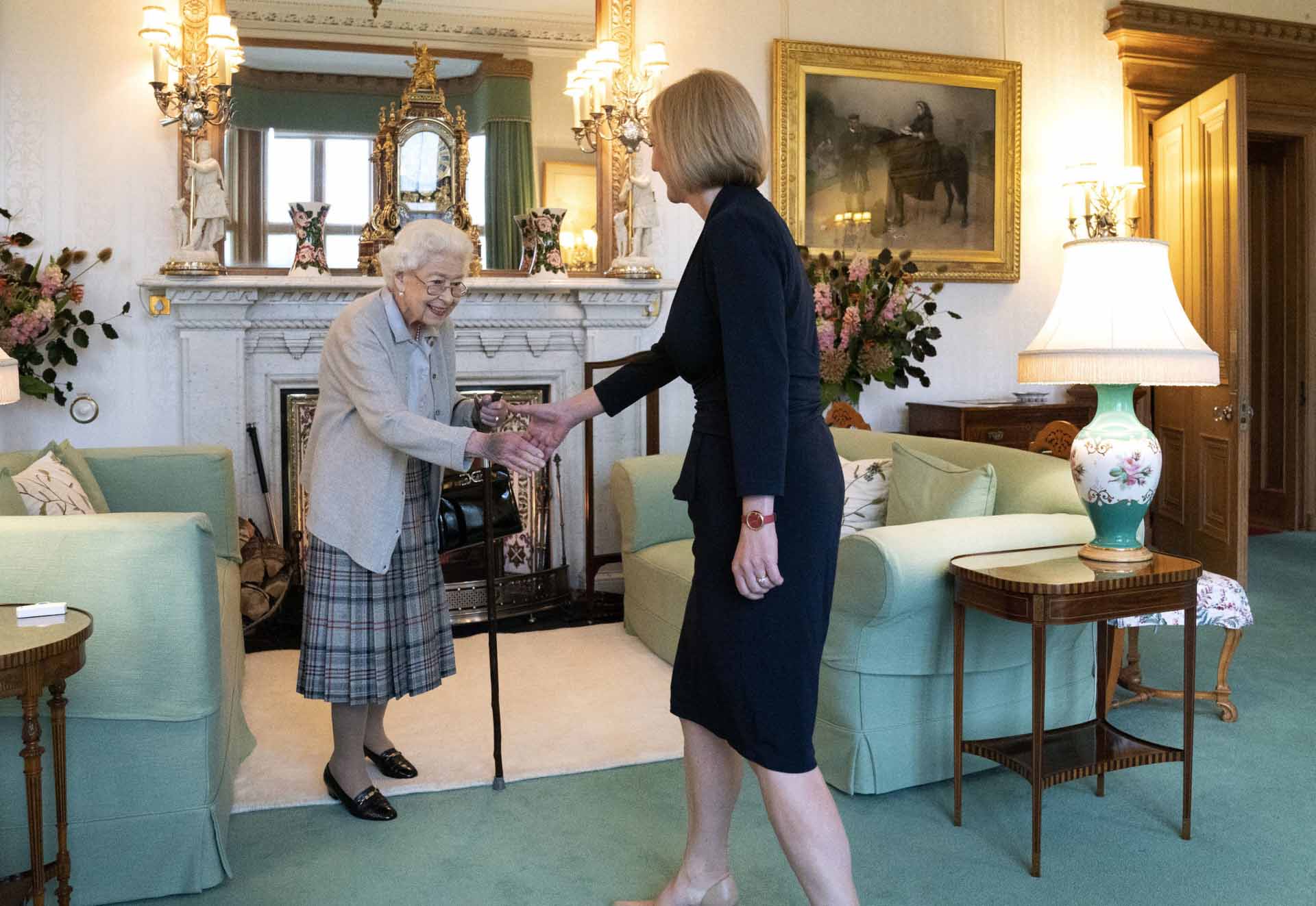 La reina Isabel II reaparece en Balmoral tras dos meses desaparecida para reunirse con Liz Truss