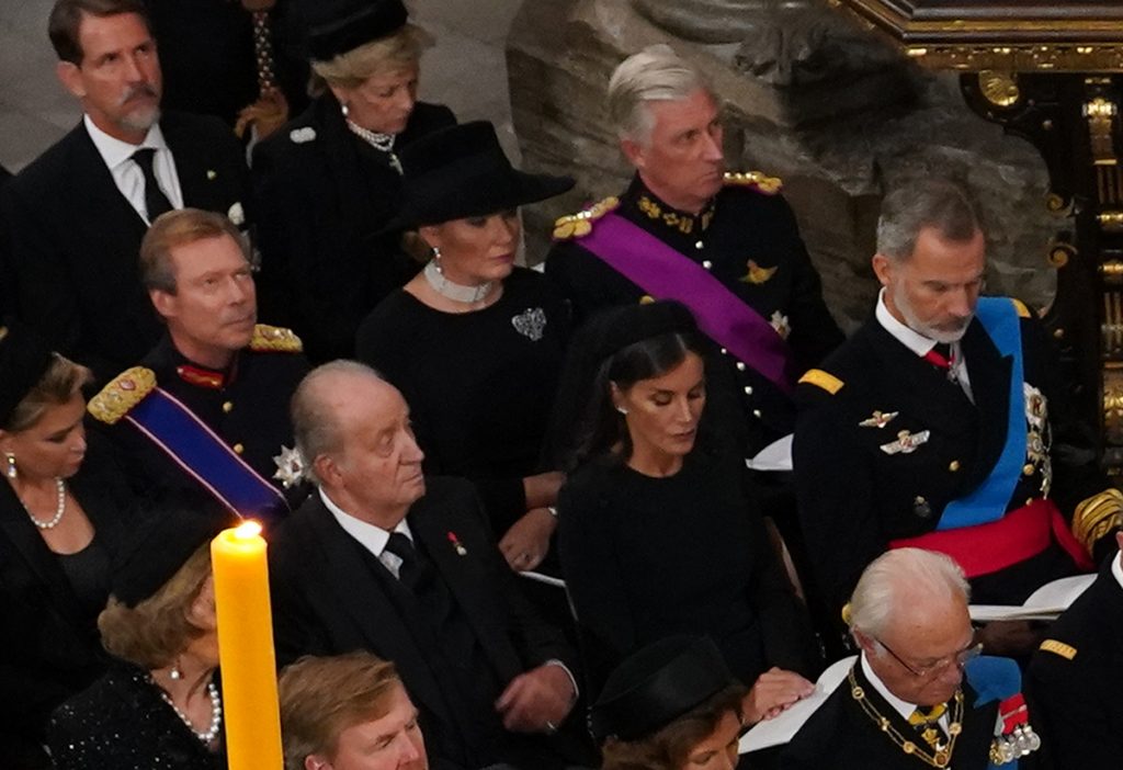 La Reina Letizia, con tocado y pelo suelto, de luto en el funeral de Isabel II